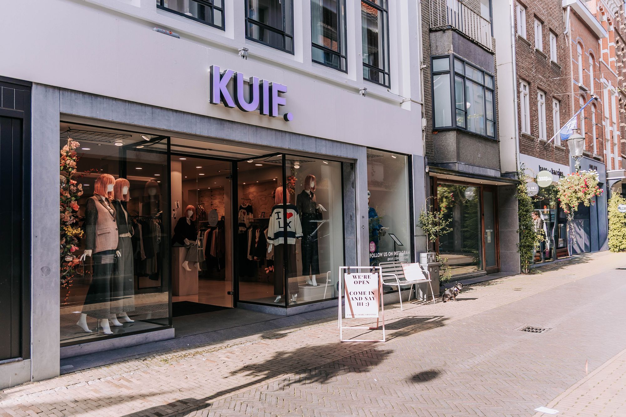 De gevel van KUIF aan de Klaasstraat in Venlo, met het woordmerk boven de open winkeldeur