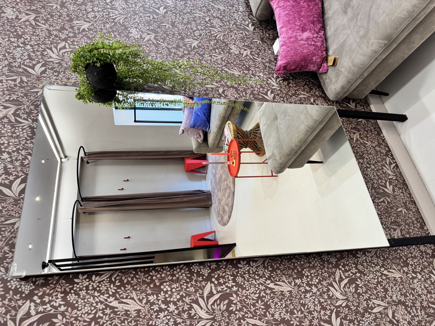 Grote spiegel en paskamers in de prikkelvrije huiskamer van KUIF in Venlo