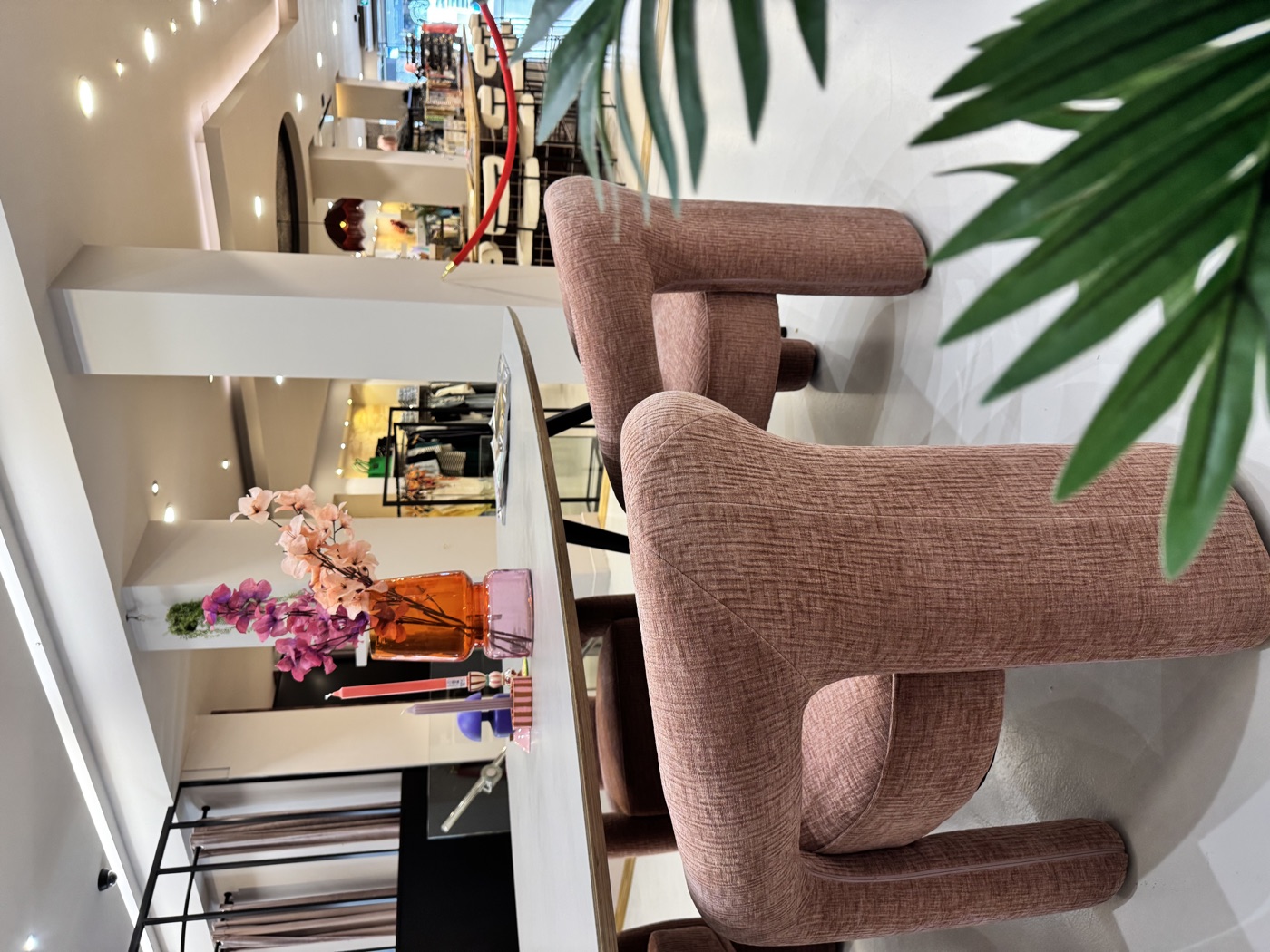 Zachte fauteuils rond de tafel in de huiskamer van KUIF