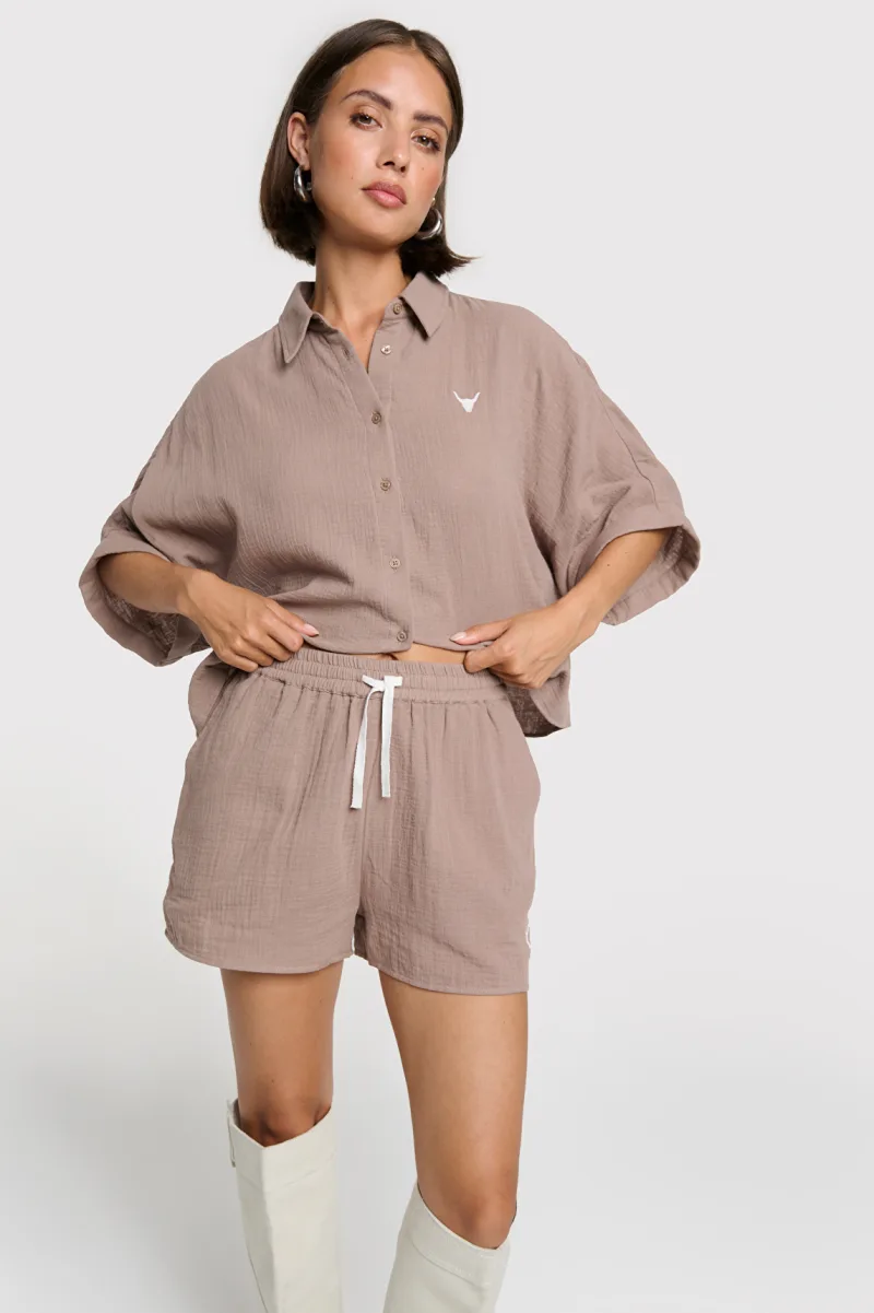 Crinkle Shorts van ALIX The Label, kleur Taupe