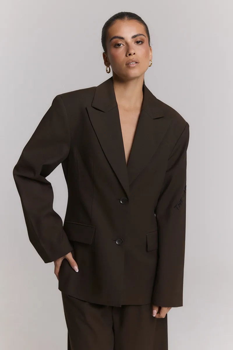 Fitted Blazer van ALIX The Label, kleur Deep Brown