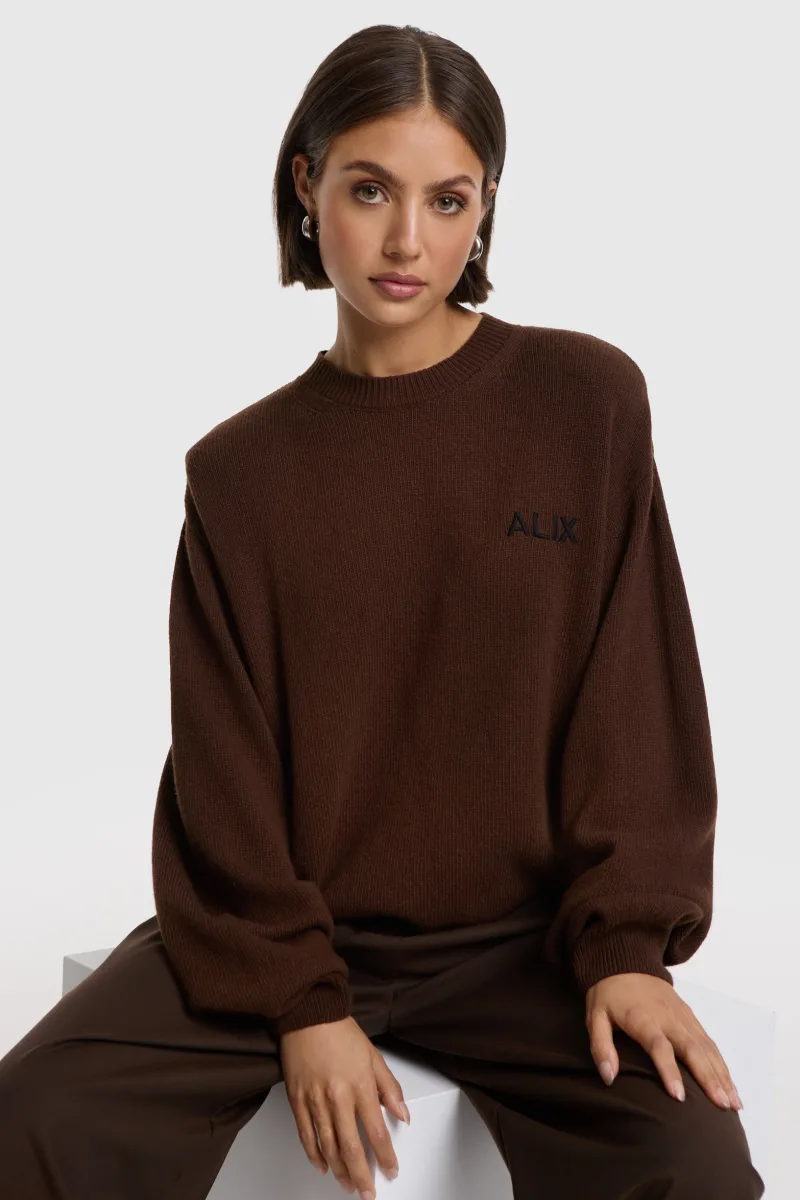 Ladies Knitted Shoulder Pads Pullover van ALIX The Label, kleur Warm Brown