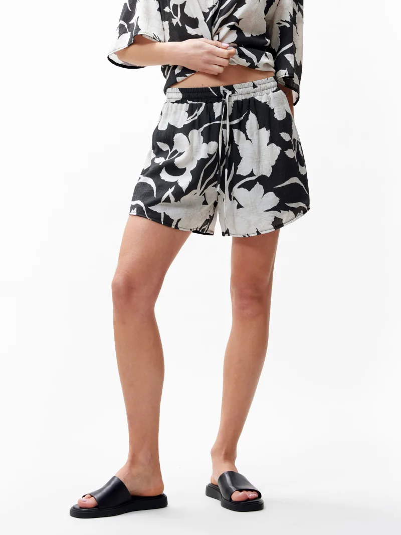 Pull On Hibiscus Short2502023804 van Catwalk Junkie, kleur Black
