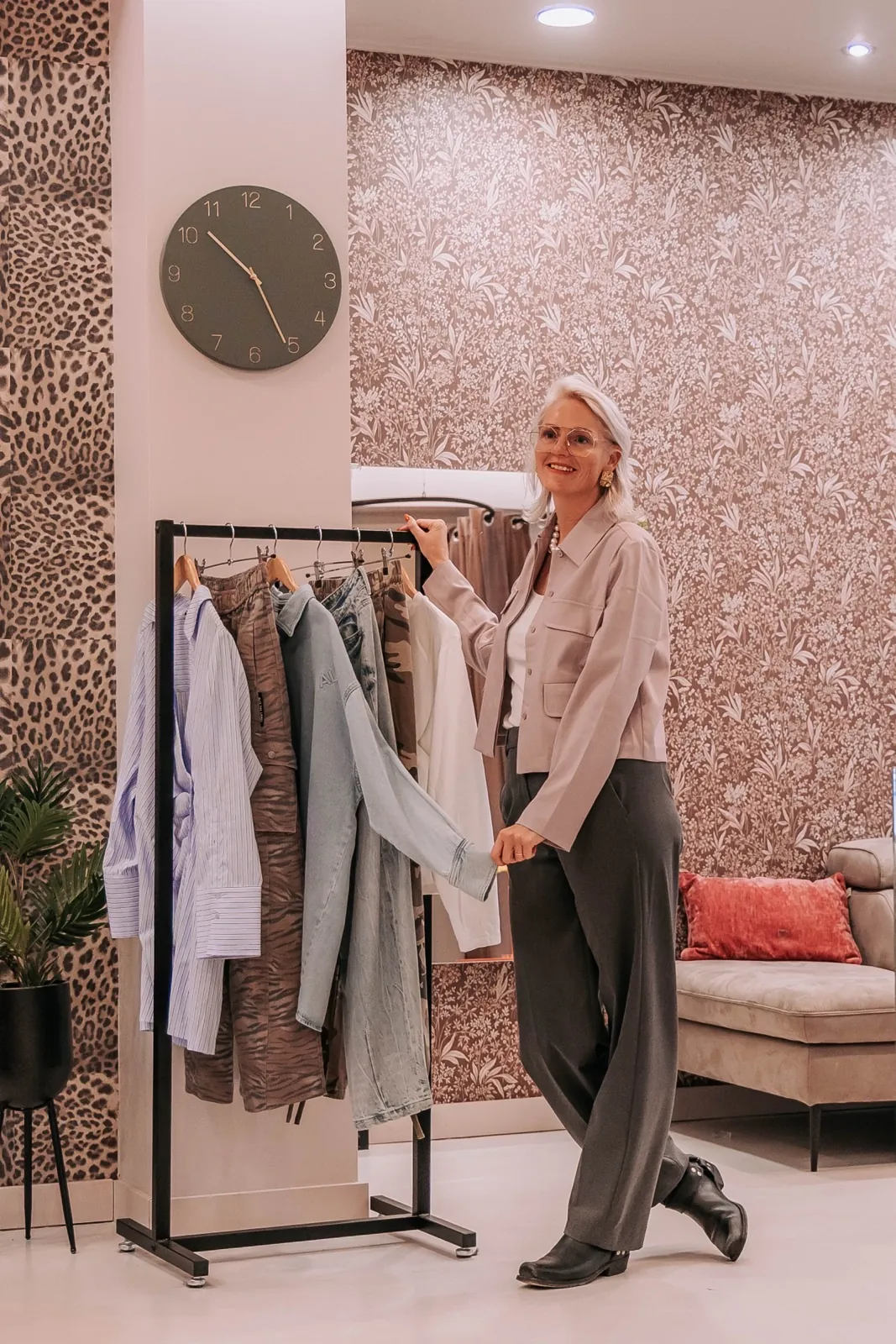 Ellie hangt nieuwe binnenkomers aan het rek in de huiskamer van KUIF